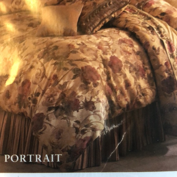 Croscill swag valence Portrait (Roses 9n tan background) jacquard with tassels - Picture 2 of 8